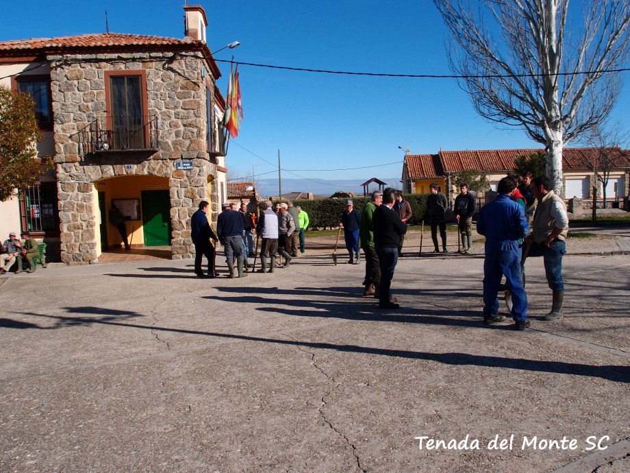A las 9:30 se reúnen los vecinos para comenzar a limpiar